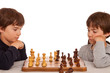 Zwei Jungen spielen Schach - Konzentration, Intelligenz