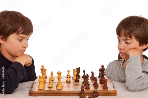 Photo: Zwei Jungen spielen Schach - Konzentration, Intelligenz Zwei Jungen spielen Schach - Konzentration, Intelligenz
