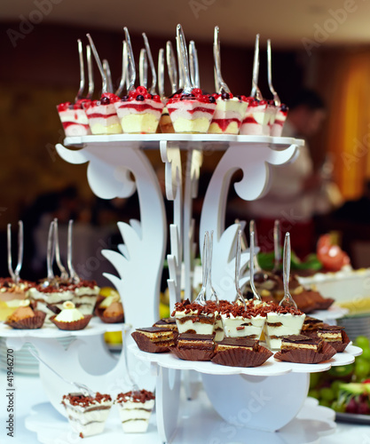 Foto: many servings of sweet tasty dessert on buffet many servings of sweet tasty dessert on buffet