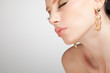 Foto: beautiful woman wearing jewelry, very clean copy space beautiful woman wearing jewelry, very clean copy space