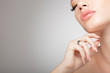 Foto: beautiful woman wearing jewelry, very clean copy space beautiful woman wearing jewelry, very clean copy space