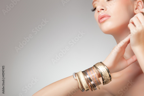 Photo: beautiful woman wearing jewelry, very clean copy space beautiful woman wearing jewelry, very clean copy space
