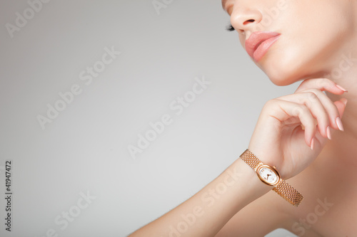 Foto: beautiful woman wearing jewelry, very clean copy space beautiful woman wearing jewelry, very clean copy space