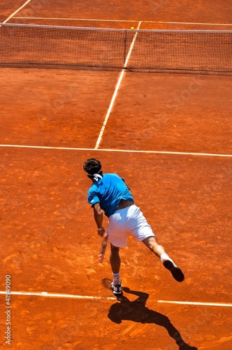Photo: Match de tennis sur terre battue : service Match de tennis sur terre battue : service