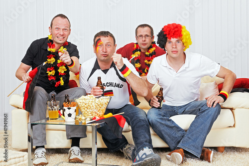 Foto: german soccer fans on the sofa german soccer fans on the sofa