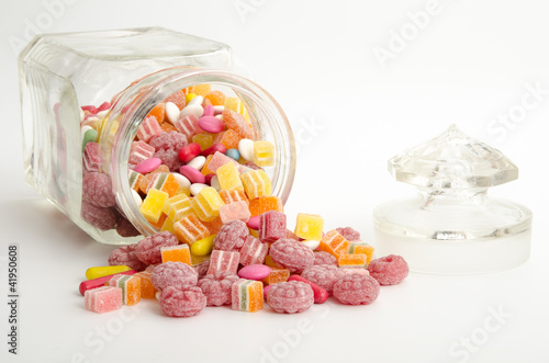 Foto: Bonbonglas mit Süßigkeiten Bonbonglas mit Süßigkeiten