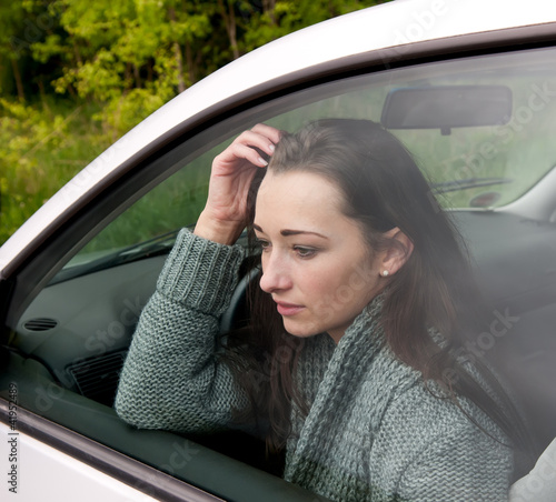 Photo: nachdenkliche junge frau nachdenkliche junge frau