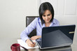 mujer profesional en la oficina escribiendo