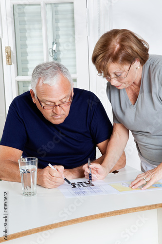Foto: Senior Couple Playing Leisure Games Senior Couple Playing Leisure Games