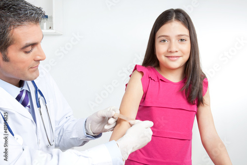 Foto: Doctor Applying Bandage on Hand Doctor Applying Bandage on Hand