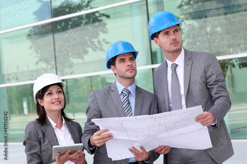 Foto: Business people checking construction site Business people checking construction site
