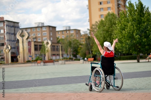 Photo: femme en fauteuil roulant femme en fauteuil roulant