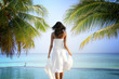 Foto: Woman standing at Luxury tropical Infinity Pool (Maldives) Woman standing at Luxury tropical Infinity Pool (Maldives)