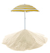 concept vacances, parasol sur tas de sable