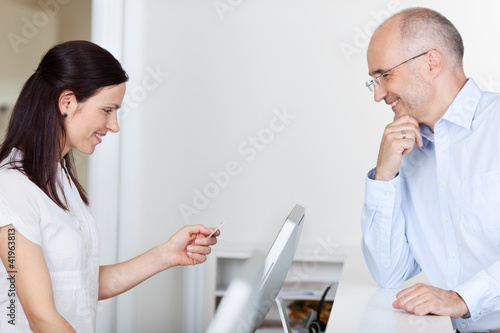 Photo: mann beim hausarzt mann beim hausarzt