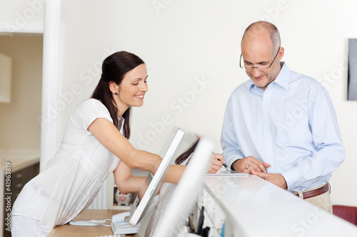 Photo: arzthelferin und patientin arzthelferin und patientin