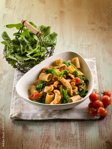 Foto: pasta with chicken chest spinach and tomatoes pasta with chicken chest spinach and tomatoes