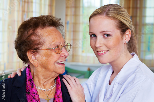 Foto: Hauskrankenpflege der alten Dame Hauskrankenpflege der alten Dame