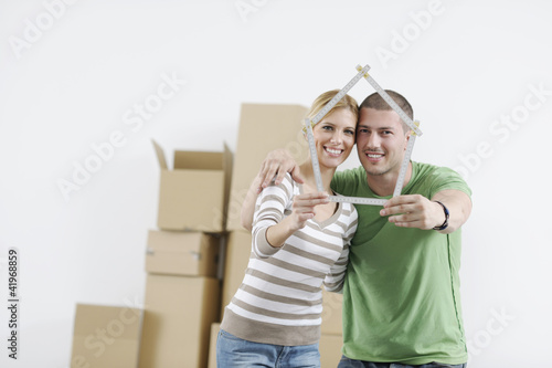 Foto: Young couple moving in new home Young couple moving in new home