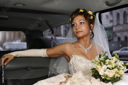 Foto: Bride in car Bride in car