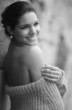 Jeune femme brune souriante