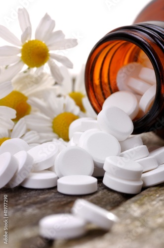Foto: Schüßlersalze und Kamille Alternativmedizin Nahrungsergänzungsmi Schüßlersalze und Kamille Alternativmedizin Nahrungsergänzungsmi