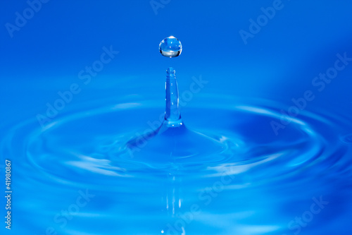 Photo: Springender Wassertropen Springender Wassertropen