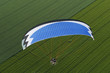 Parapente motorisé vu du ciel