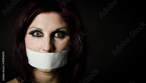 Foto: Woman with duct tape over mouth Woman with duct tape over mouth