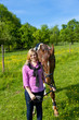 Junge Frau mit Pferd