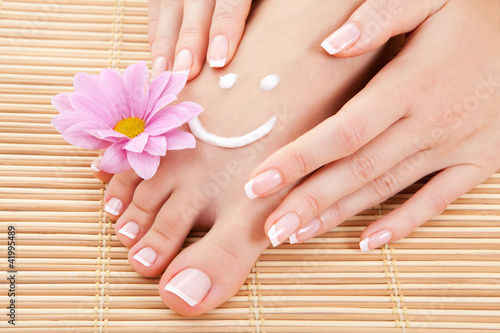 Foto: care for beautiful woman legs care for beautiful woman legs
