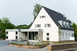 wohnhaus mit modernem anbau