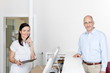arzthelferin und patient an der rezeption