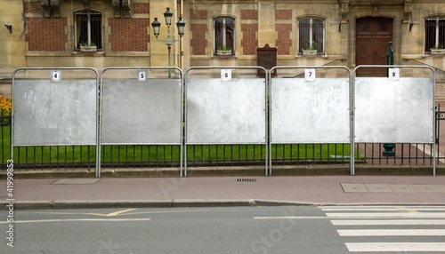 Photo: panneaux électoraux prés d'une mairie panneaux électoraux prés d'une mairie