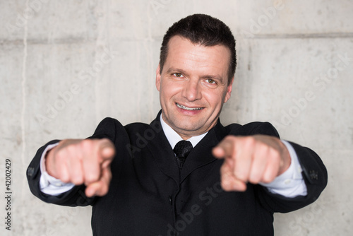Foto: geschäftsmann zeigt siegessicher mit beiden fingern geschäftsmann zeigt siegessicher mit beiden fingern