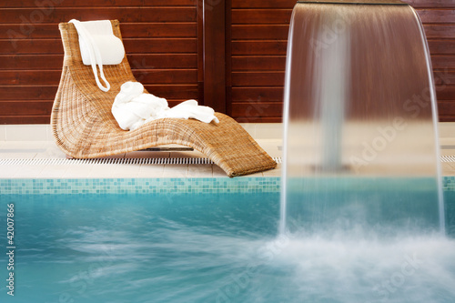 Foto: swimming pool falling water and sunbad swimming pool falling water and sunbad