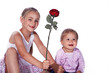 Kinder schenken Rose zum Muttertag