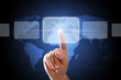 Finger drückt auf virtuellen Button