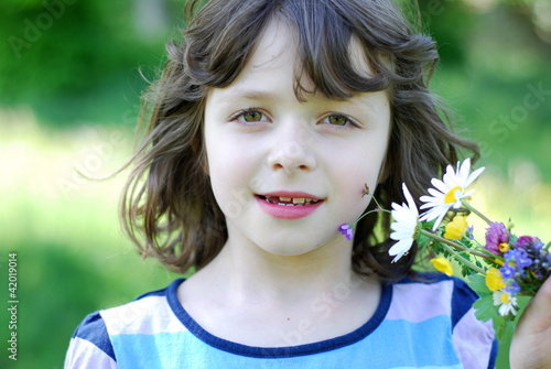 Photo: Mädchen mit Blumen Mädchen mit Blumen