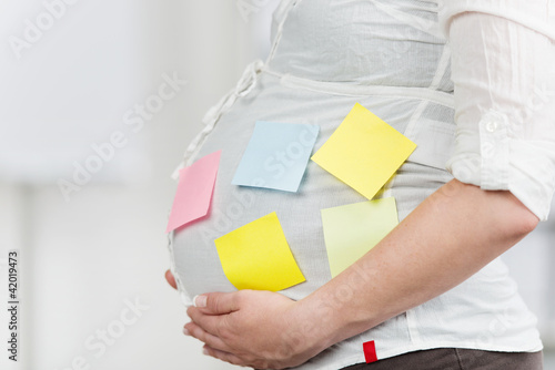 Photo: babybauch beklebt mit notizzetteln babybauch beklebt mit notizzetteln