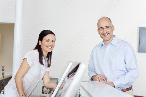 Foto: patient und arzthelferin am empfang patient und arzthelferin am empfang