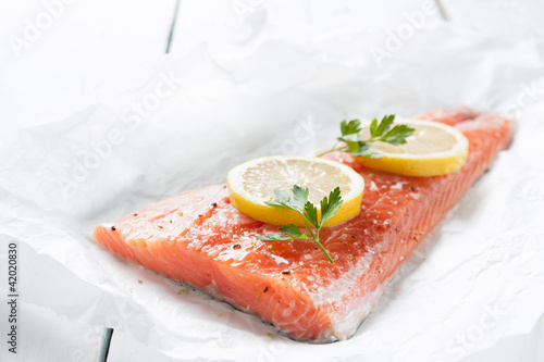 Photo: Raw loin of salmon with lemon Raw loin of salmon with lemon