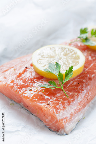 Photo: Raw loin of salmon with lemon Raw loin of salmon with lemon