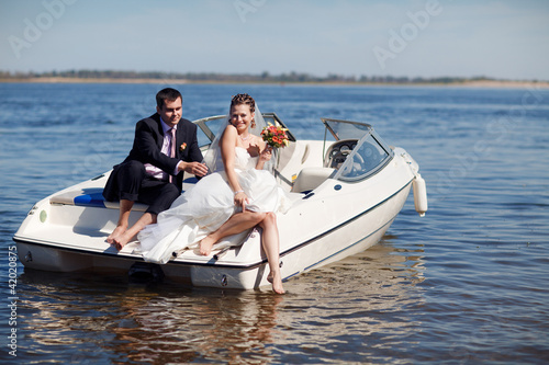 Foto: happy couple having picnic on the yacht happy couple having picnic on the yacht