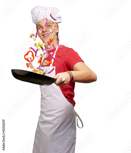 Foto: portrait of young cook man cooking vegetables on pan over white portrait of young cook man cooking vegetables on pan over white