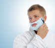 Foto: Young man shaving Young man shaving