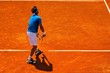Match de tennis sur terre battue : service