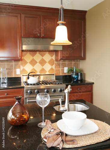 Foto: Kitchen granite countertop with plate and glass. Kitchen granite countertop with plate and glass.