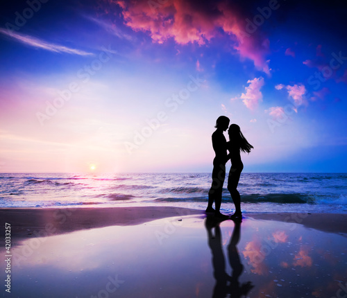 Foto: Romantic couple in love on beach at sunset Romantic couple in love on beach at sunset