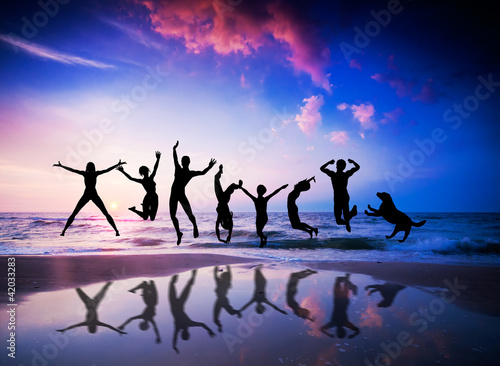 Ilustración: People and dog jumping on the beach. Happiness People and dog jumping on the beach. Happiness